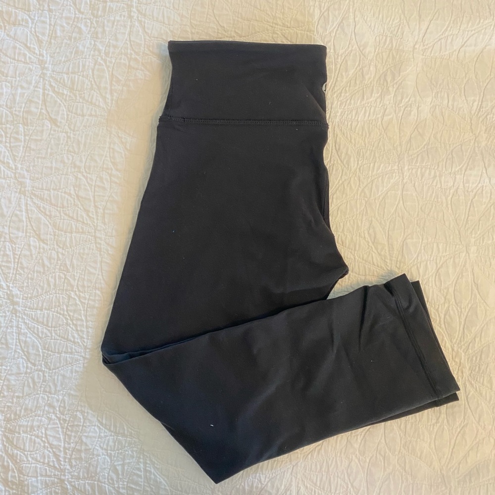 Lulu Lemon Wunder Under Crop size 6